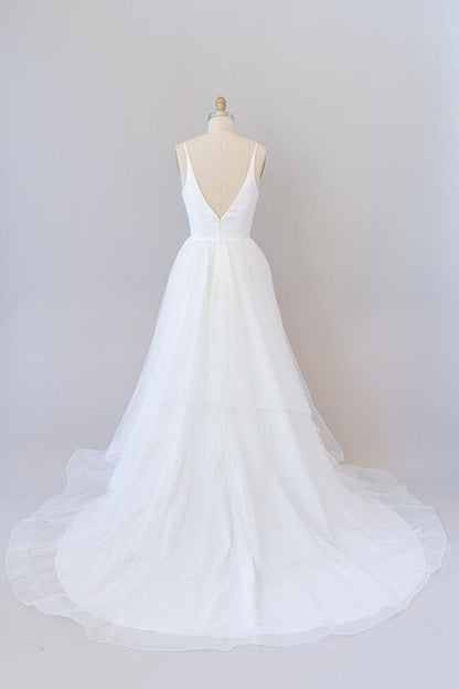 Wunderschönes langes weißes rückenfreies A-Linien-Brautkleid aus Tüll mit V-Ausschnitt