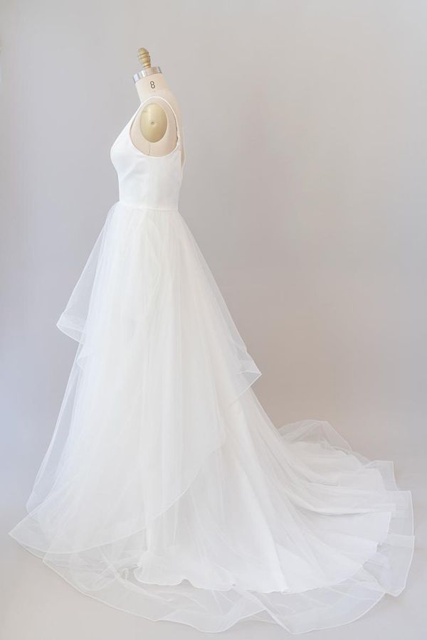 Wunderschönes langes weißes rückenfreies A-Linien-Brautkleid aus Tüll mit V-Ausschnitt