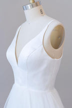 Wunderschönes langes weißes rückenfreies A-Linien-Brautkleid aus Tüll mit V-Ausschnitt