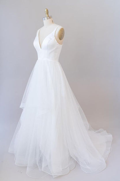 Wunderschönes langes weißes rückenfreies A-Linien-Brautkleid aus Tüll mit V-Ausschnitt