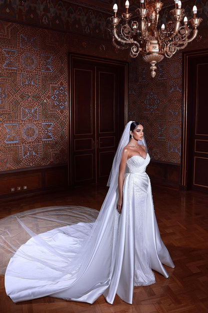 Wunderschönes weißes ärmelloses Brautkleid mit Herzausschnitt und abnehmbarer Schleppe