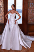 Hermoso vestido de novia blanco sin mangas con escote en forma de corazón y cuentas, con cola desmontable