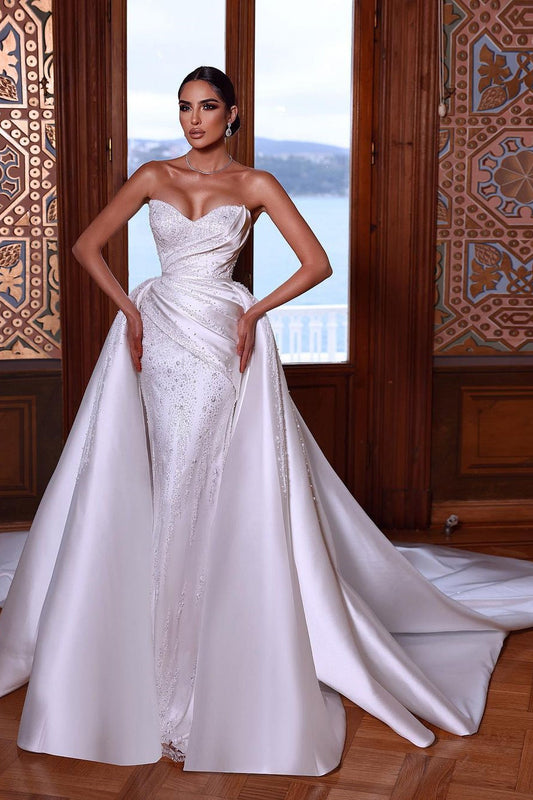 Wunderschönes weißes ärmelloses Brautkleid mit Herzausschnitt und abnehmbarer Schleppe