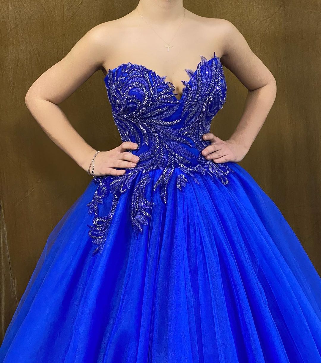 Wunderschönes trägerloses, ärmelloses Ballkleid mit Applikationen