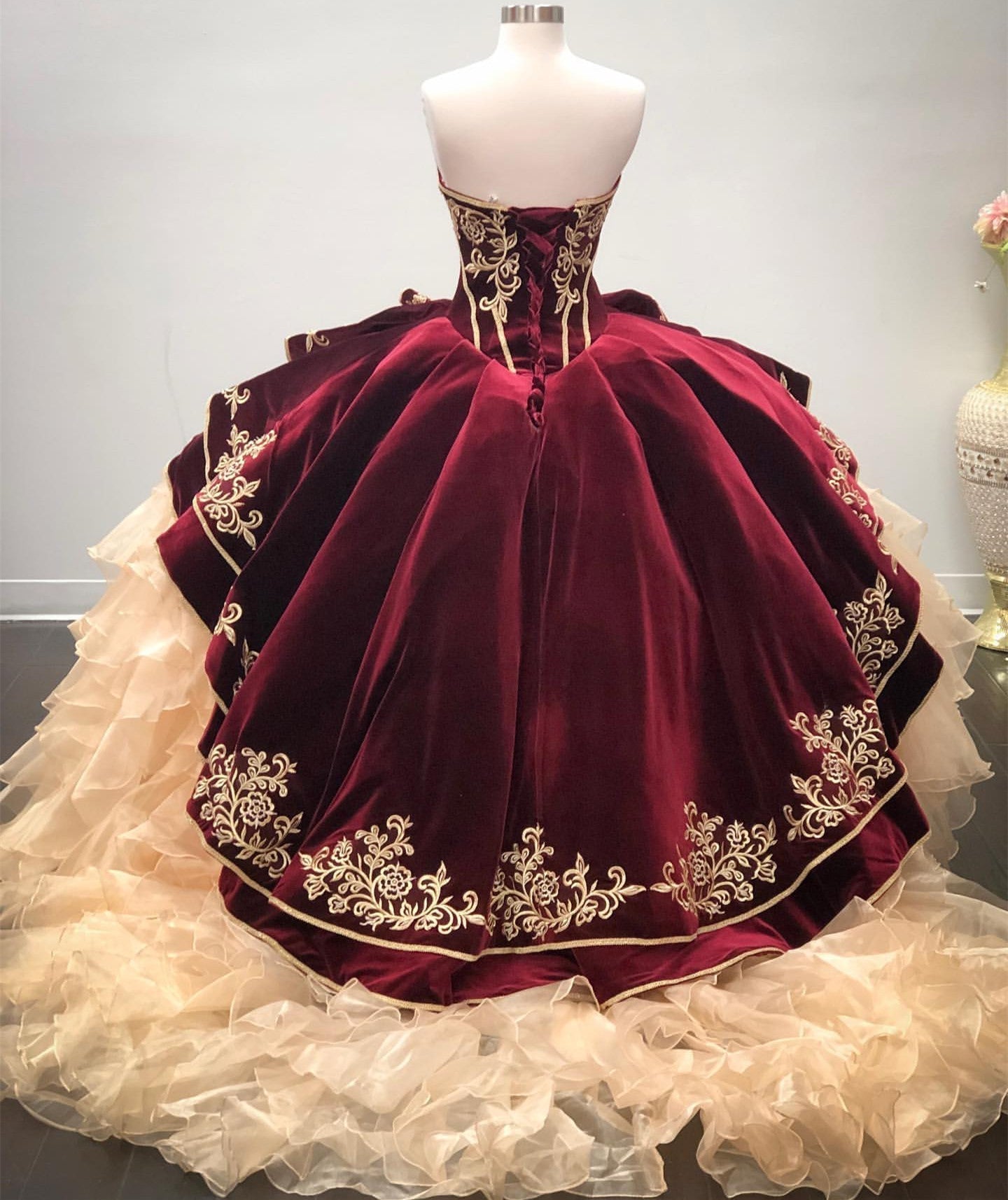 El mejor vestido de quinceañera de organza con escote corazón y largo.