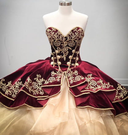El mejor vestido de quinceañera de organza con escote corazón y largo.