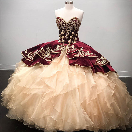 El mejor vestido de quinceañera de organza con escote corazón y largo.