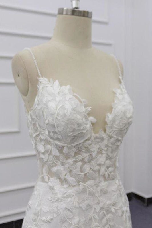 Los mejores vestidos de novia elegantes de corte sirena con apliques y tirantes finos