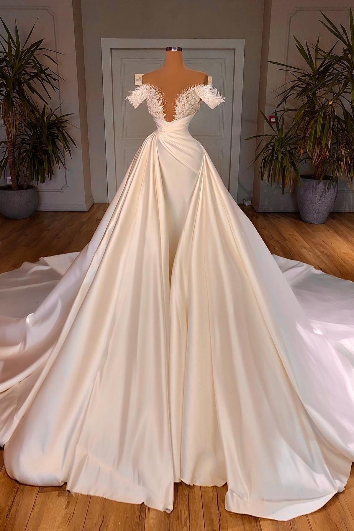 Biztunnel Charmantes langes A-Linien-Brautkleid mit schulterfreiem Satin und Spitze