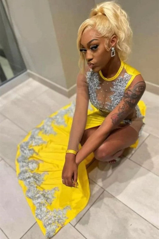 Biztunnel – Fabelhaftes, langes Meerjungfrau-Ballkleid aus Satin mit Perlen und Schlitz in Gelb