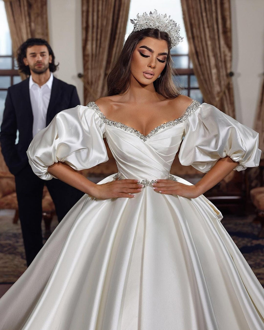 Vestido de novia largo de satén con hombros descubiertos y mangas color marfil de Biztunnel