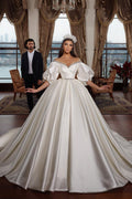 Vestido de novia largo de satén con hombros descubiertos y mangas color marfil de Biztunnel