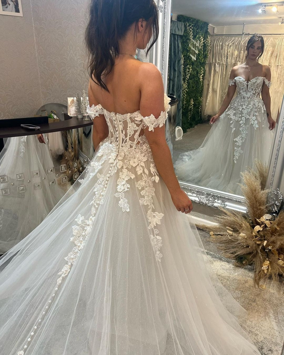 Biztunnel Langes A-Linien-Brautkleid mit schulterfreiem Tüll und Schleppe
