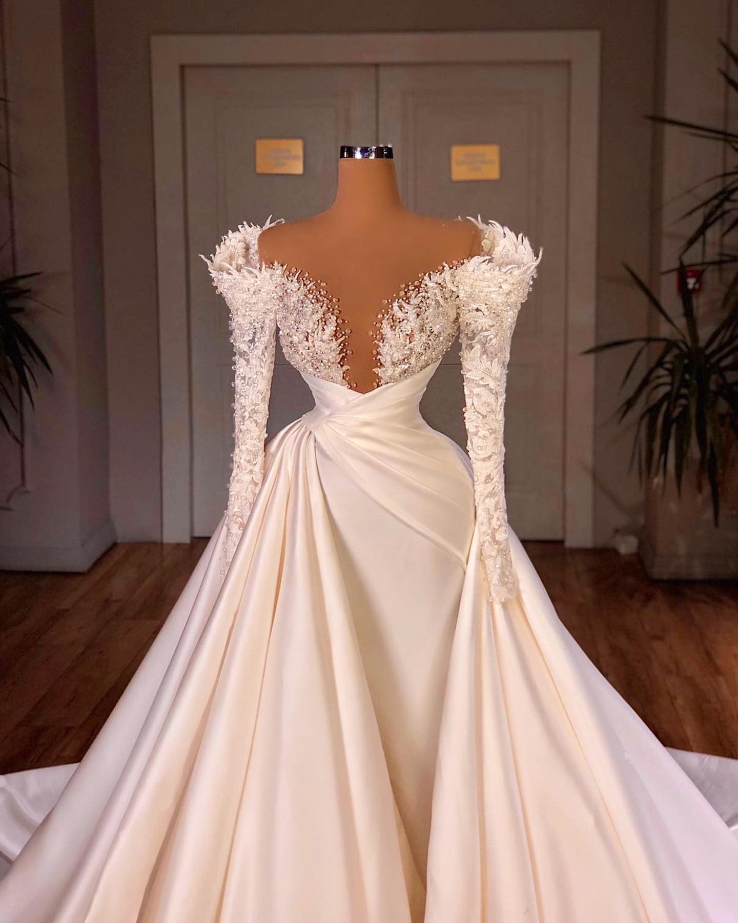 Vestidos de novia de satén con encaje, escote en V y sirena larga Biztunnel con mangas