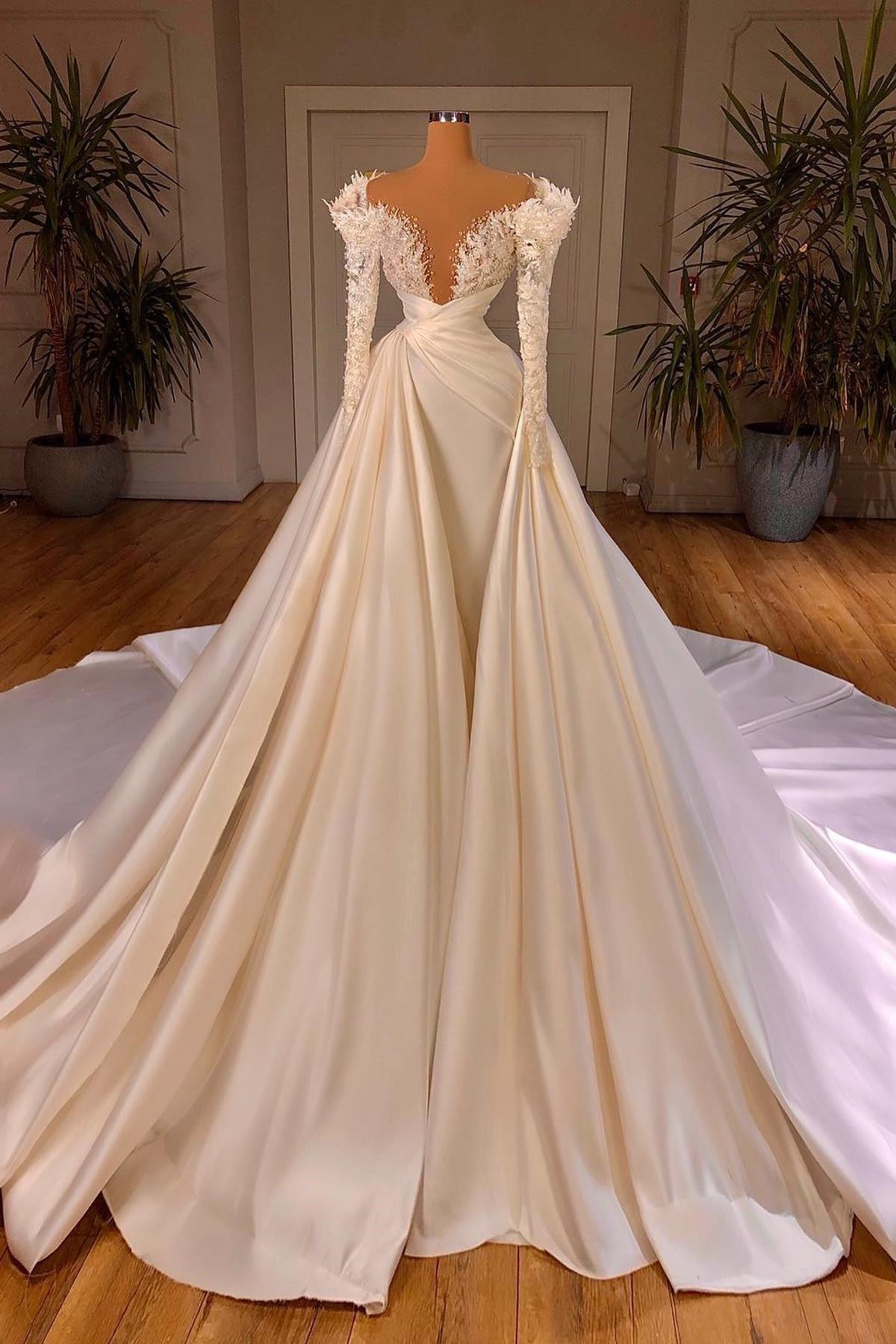 Vestidos de novia de satén con encaje, escote en V y sirena larga Biztunnel con mangas