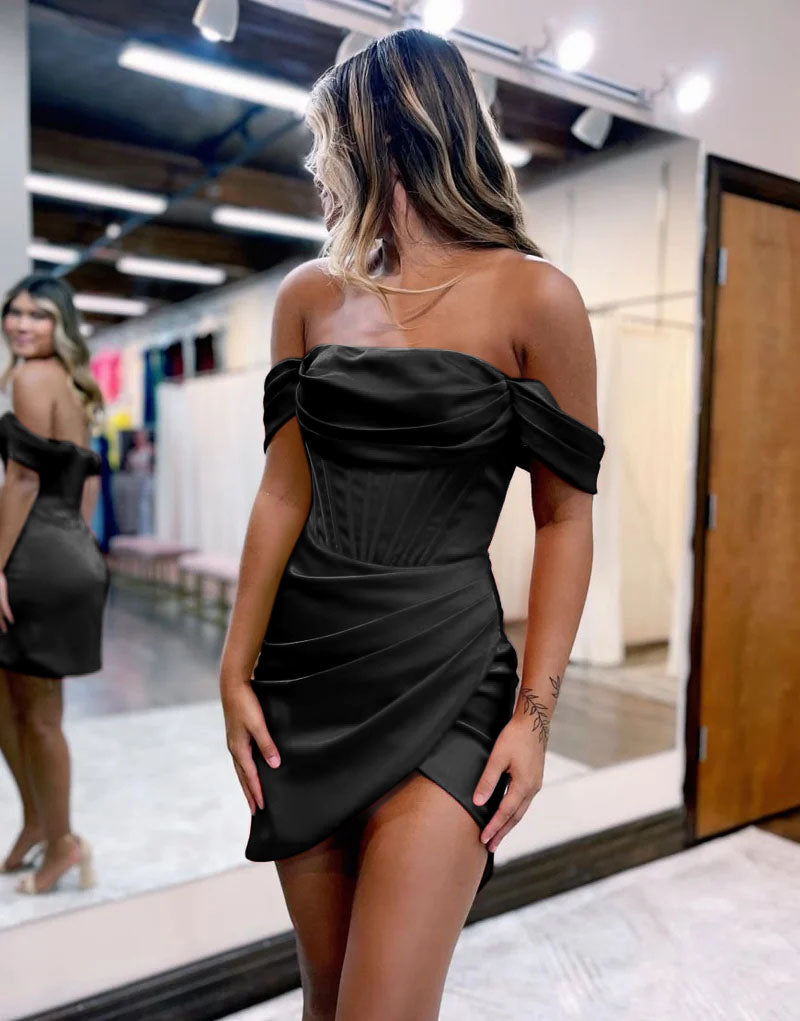 Lucy | Vestido corto de satén rojo con hombros descubiertos para la fiesta de bienvenida