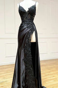Schwarzes langes A-Linien-Ballkleid mit V-Ausschnitt, Spaghettiträgern, Spitze und Satin mit Schlitz