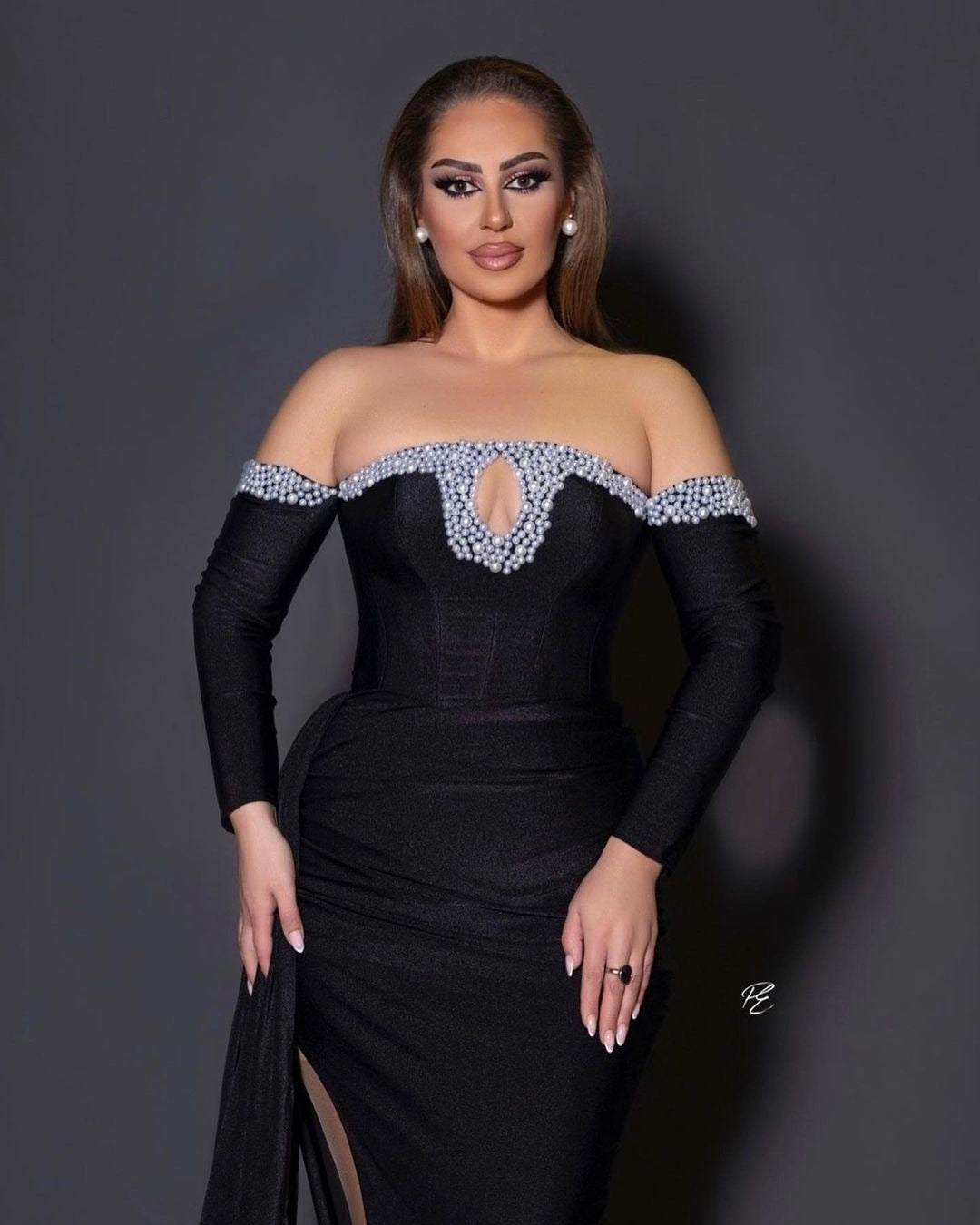 Schwarzes Meerjungfrau-Kleid mit langen Ärmeln, schulterfrei, Satin, Perlen, formelles Ballkleid mit Schlitz