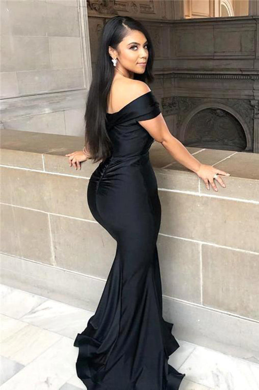 Vestido de fiesta negro de corte sirena, con hombros descubiertos, largo hasta el suelo y espalda descubierta