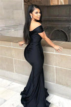 Vestido de fiesta negro de corte sirena, con hombros descubiertos, largo hasta el suelo y espalda descubierta