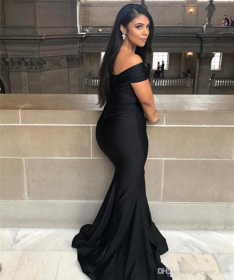 Vestido de fiesta negro de corte sirena, con hombros descubiertos, largo hasta el suelo y espalda descubierta