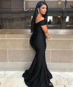 Vestido de fiesta negro de corte sirena, con hombros descubiertos, largo hasta el suelo y espalda descubierta