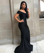 Vestido de fiesta negro de corte sirena, con hombros descubiertos, largo hasta el suelo y espalda descubierta