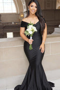 Vestido de fiesta negro de corte sirena, con hombros descubiertos, largo hasta el suelo y espalda descubierta