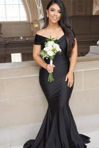 Vestido de fiesta negro de corte sirena, con hombros descubiertos, largo hasta el suelo y espalda descubierta