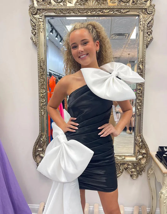 Vestido de fiesta negro ajustado de un solo hombro con lazos blancos