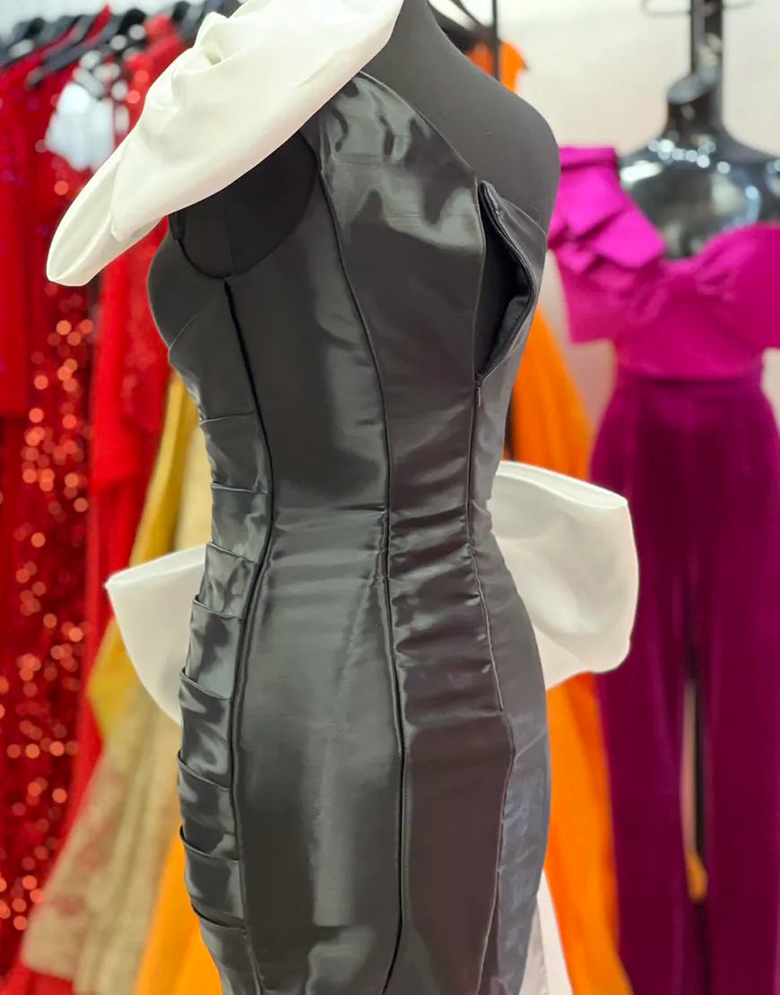 Schwarzes, enges One-Shoulder-Homecoming-Kleid mit weißen Schleifen