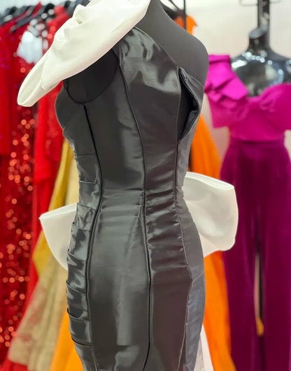 Vestido de fiesta negro ajustado de un solo hombro con lazos blancos
