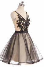 Vestido corto de fiesta con escote en V y tul negro con encaje PD067