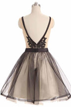 Vestido corto de fiesta con escote en V y tul negro con encaje PD067