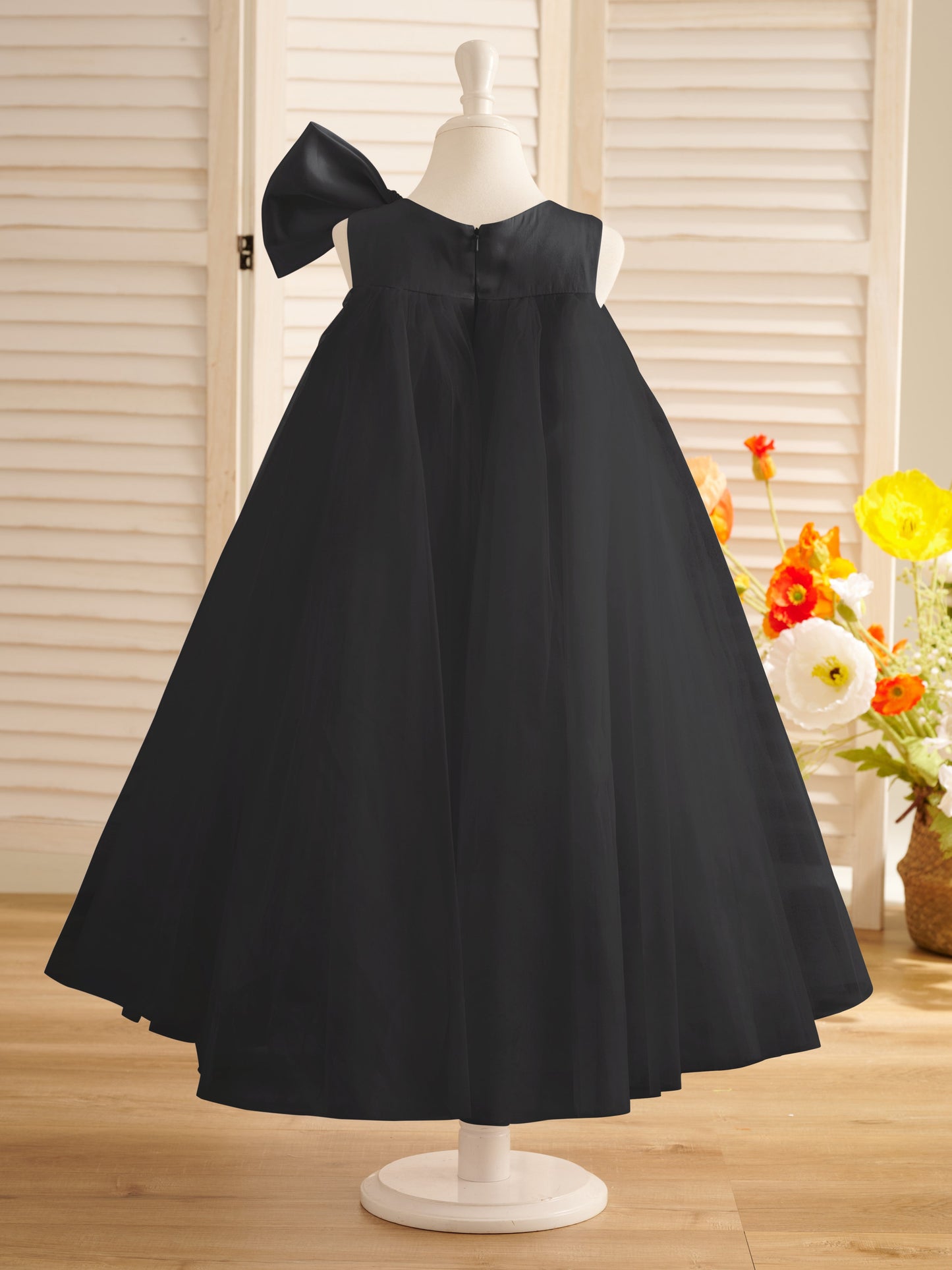 Vestido de daminha de honra infantil em tule com laço grande e comprimento de chá 