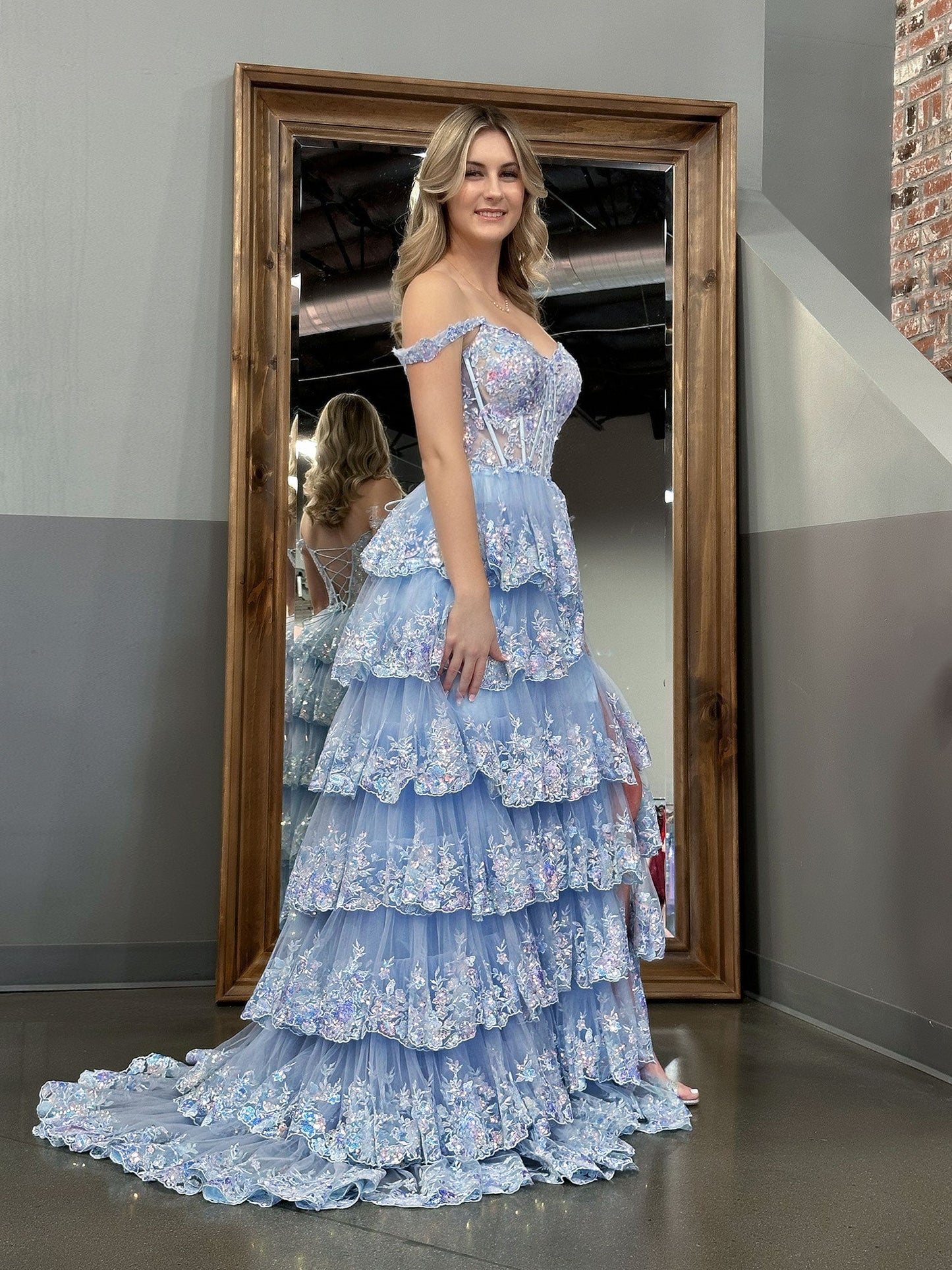 Capri | Vestido de fiesta princesa de lentejuelas de cristal azul, corte A, hombros descubiertos y volantes de encaje