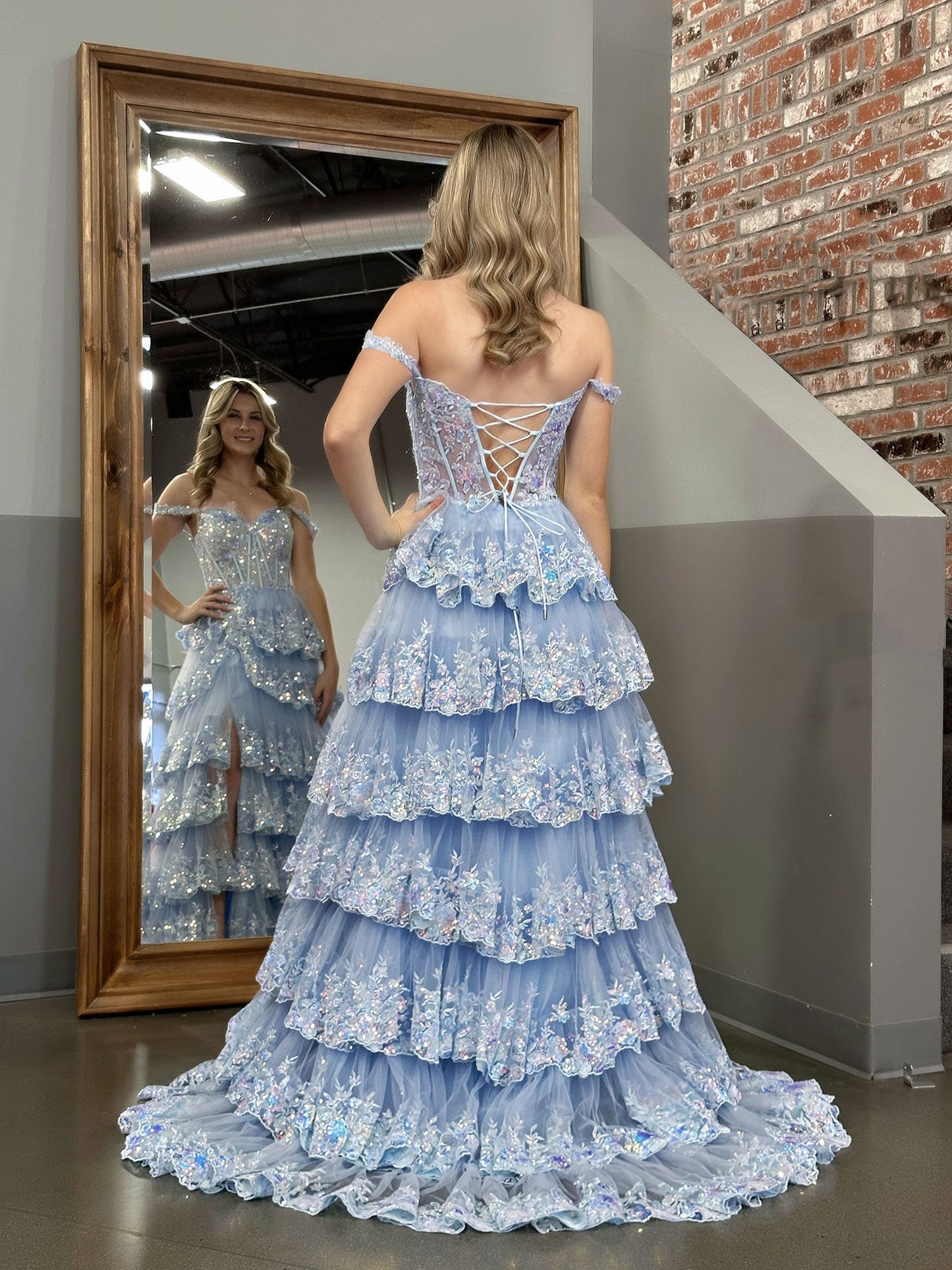 Capri | Vestido de fiesta princesa de lentejuelas de cristal azul, corte A, hombros descubiertos y volantes de encaje