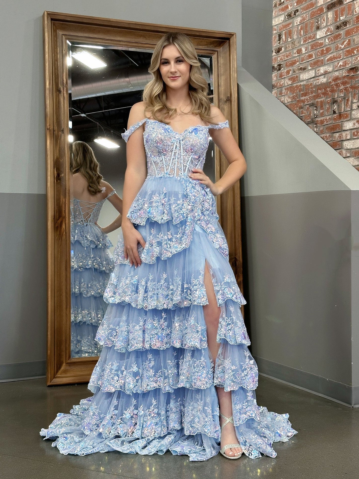 Capri | Vestido de fiesta princesa de lentejuelas de cristal azul, corte A, hombros descubiertos y volantes de encaje