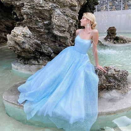Vestido de fiesta largo azul de corte A con espalda descubierta de tul y lentejuelas