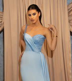 Vestido de fiesta azul largo de corte A con un solo hombro y escote en forma de corazón con abertura