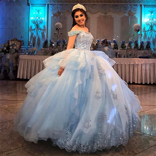 Vestido de quinceañera de tul azul con hombros descubiertos y largo hasta el suelo