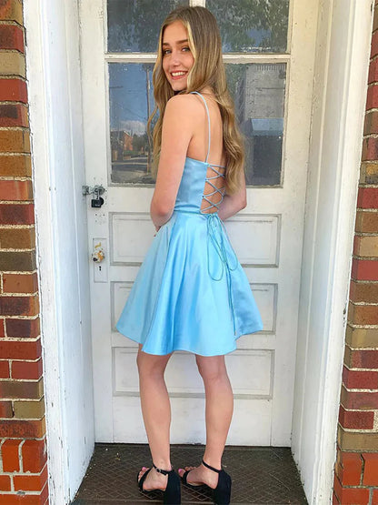 Vestidos de fiesta de graduación cortos azules de corte A, sin tirantes y con espalda abierta