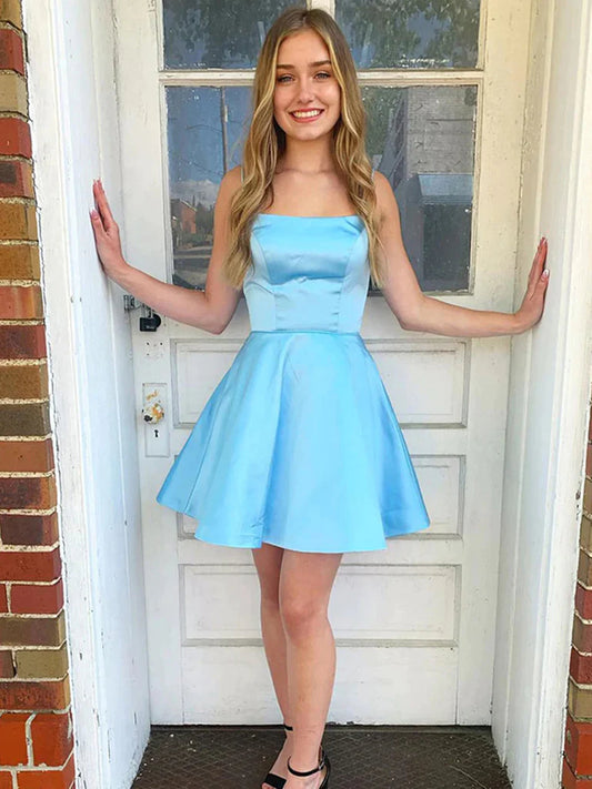 Vestidos de fiesta de graduación cortos azules de corte A, sin tirantes y con espalda abierta