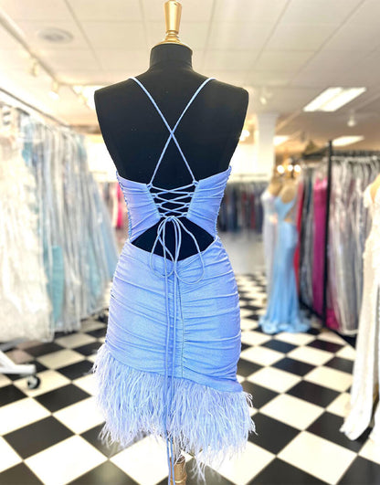 Anastasia | Vestido de fiesta azul con plumas