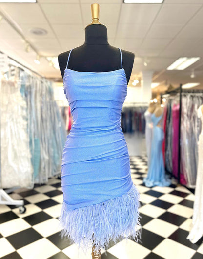 Anastasia | Vestido de fiesta azul con plumas