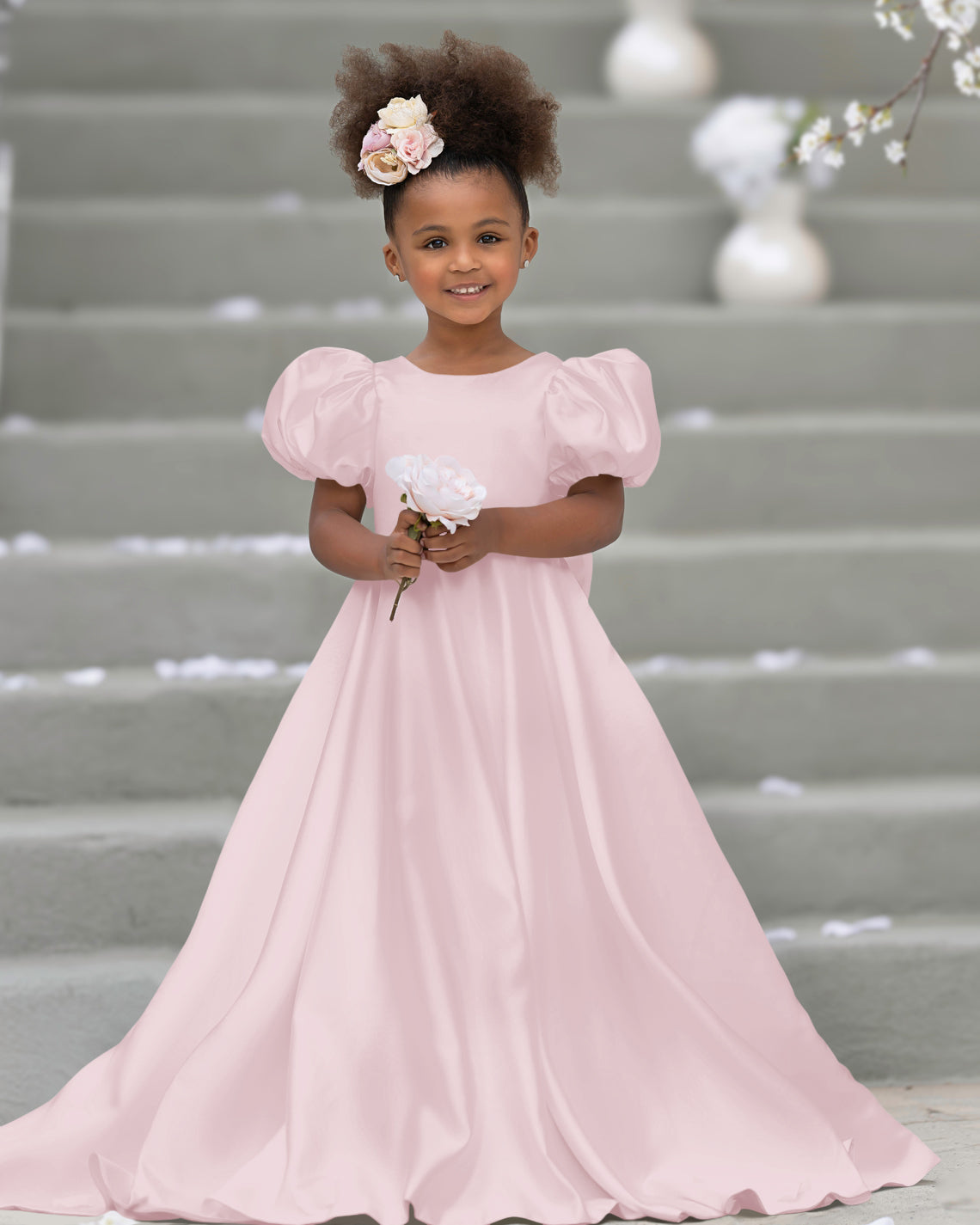 Blumenmädchenkleid mit Puffärmeln, Schleife, Knopfleiste hinten und Schleppe 