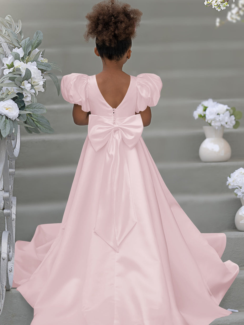Blumenmädchenkleid mit Puffärmeln, Schleife, Knopfleiste hinten und Schleppe 