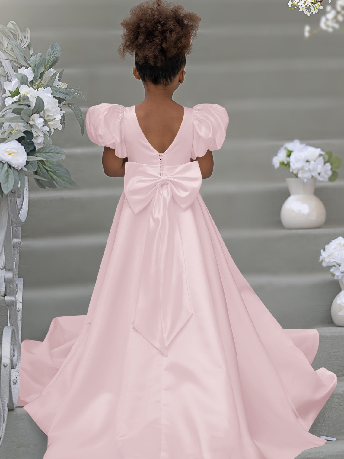 Blumenmädchenkleid mit Puffärmeln, Schleife, Knopfleiste hinten und Schleppe 