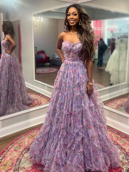 Bobbie | Vestido de fiesta largo con volantes, estampado floral morado y escote en A