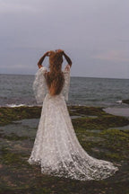 Vestidos de novia bohemios de corte A con mangas largas y espalda descubierta con encaje